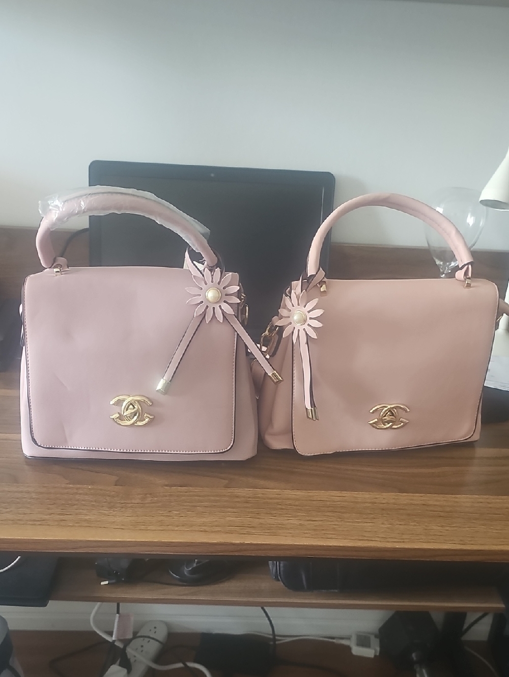 Pink Daisy Top-Handle Bag with Channel LOGO. GOOD FOR EVERY DAY